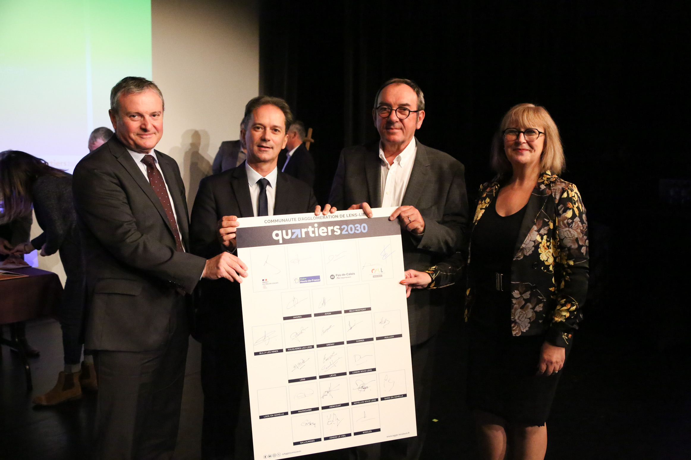 (de G. à D.) Jacques Billant, préfet du Pas-de-Calais, Sylvain Robert, Président de la CALL, Alain Bavay, Vice-Président en charge de la cohésion sociale, et Sabine Finez, conseillère régionale, ont signé le nouveau contrat de ville.